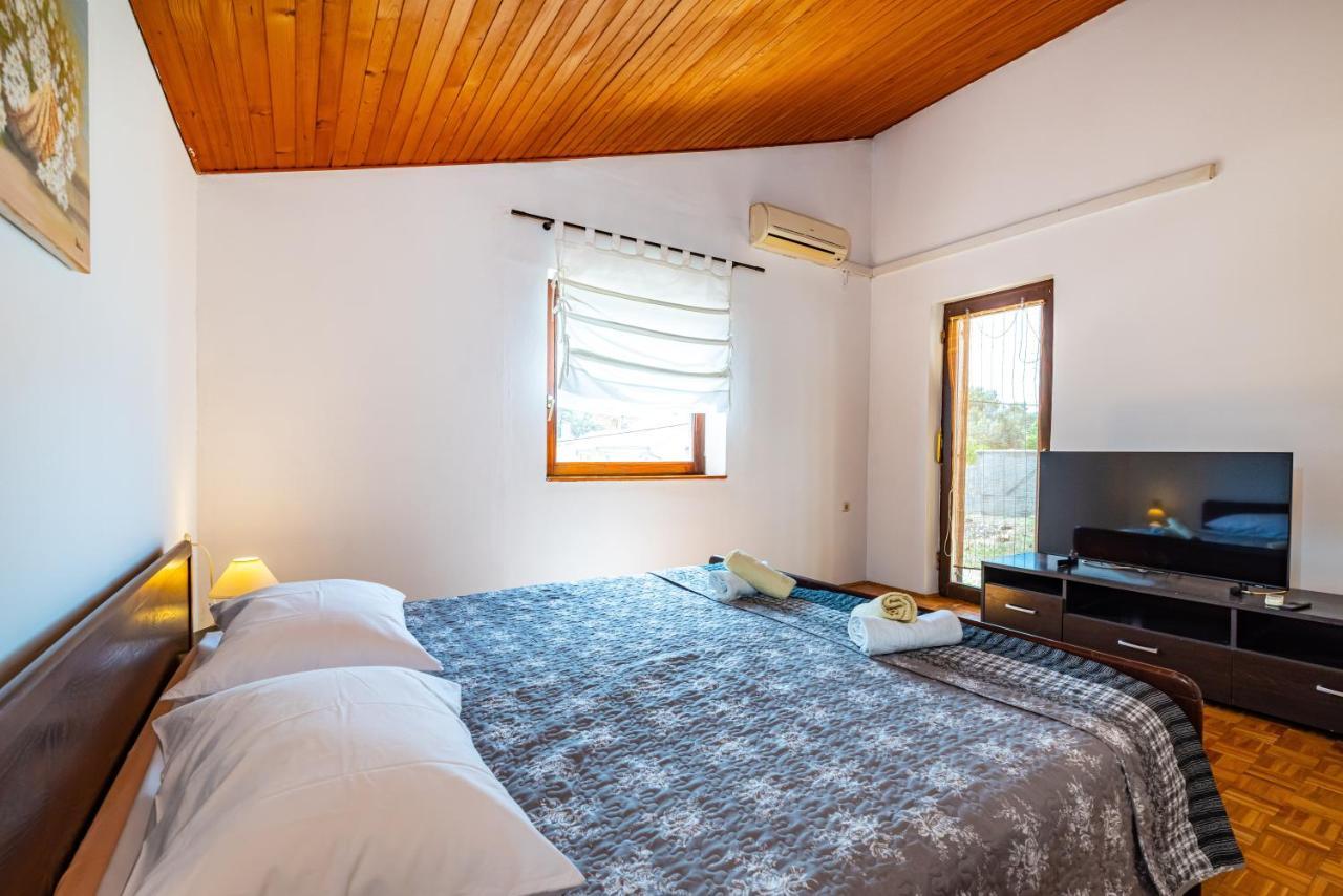 Apartment Sea And Mountain With Pool Novigrad (Dalmatia) Room photo